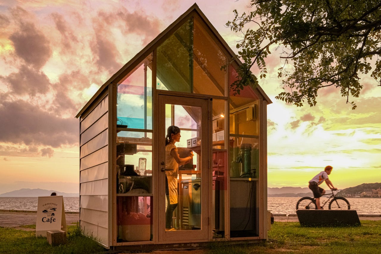 島根「宍道湖サンセットカフェ」“夕日の綺麗な日”だけ営業するカフェって?