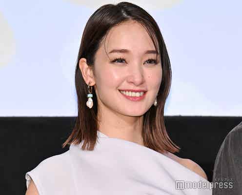 剛力彩芽、美肩際立つオフショルドレス姿に反響「上品で綺麗」「似合う」