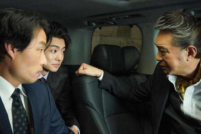 伊藤健太郎、船越英一郎「街並み照らすヤツら」第3話より(C)日本テレビ