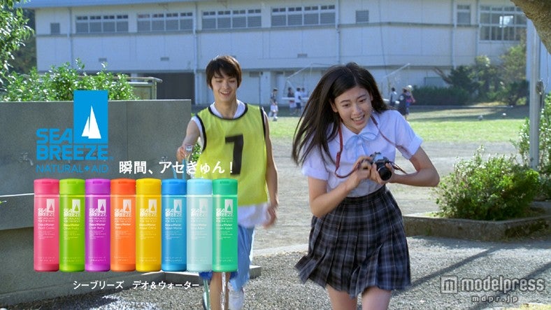 （右）三吉彩花／シーブリーズ新ＴＶＣＭ「全力フォトグラファー」篇