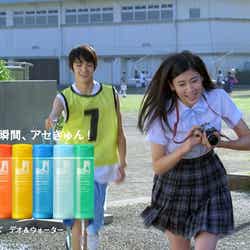(右)三吉彩花/シーブリーズ新TVCM「全力フォトグラファー」篇