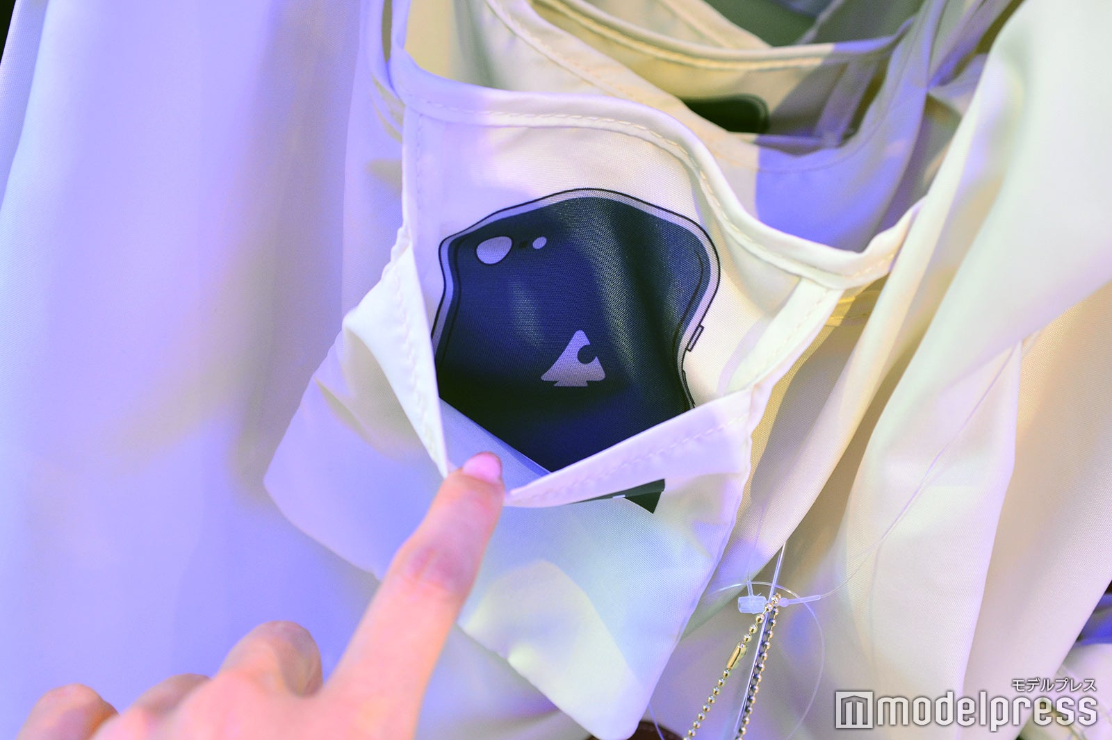 ポケット内側にスマートフォンのデザインが（C）モデルプレス