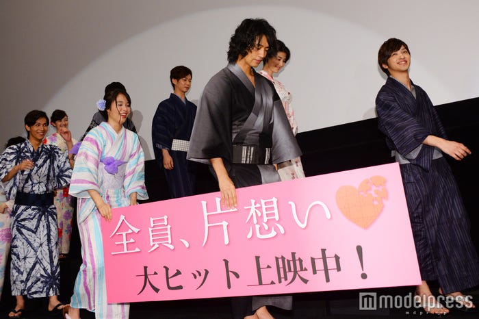 フォトセッション用パネルを持ってステージを降壇する斎藤工と広瀬アリス(C)モデルプレス