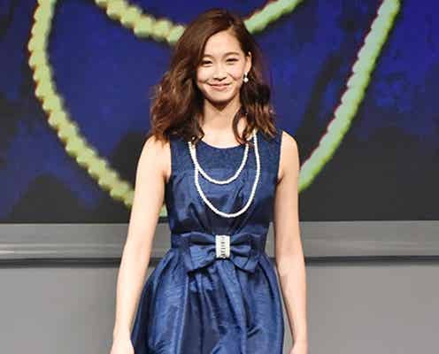「S Cawaii!」谷川りさこ、ミニワンピで笑顔振りまきウォーキング ファンの歓声に応える