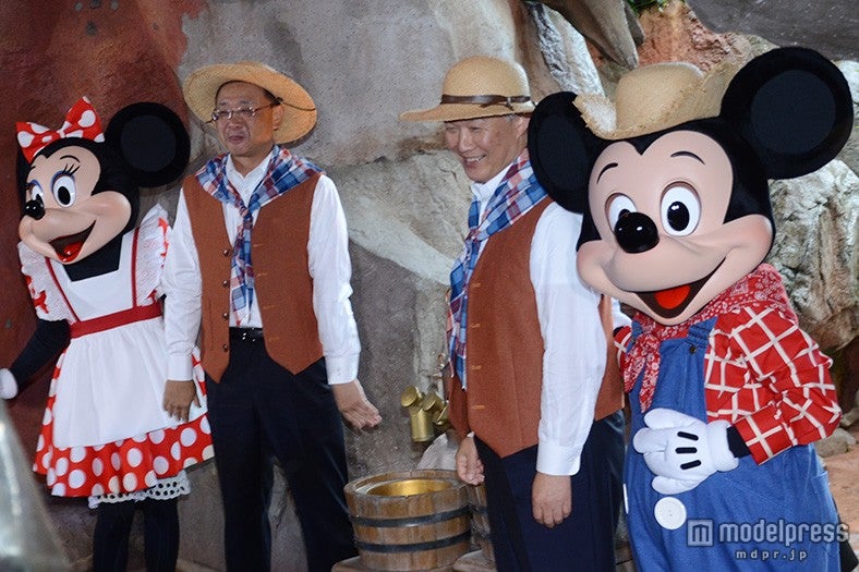 藁の帽子とスカーフ、ベストを着用した澤田氏と上西氏