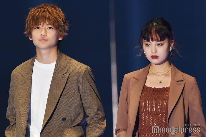 高橋文哉、鶴嶋乃愛(C)モデルプレス