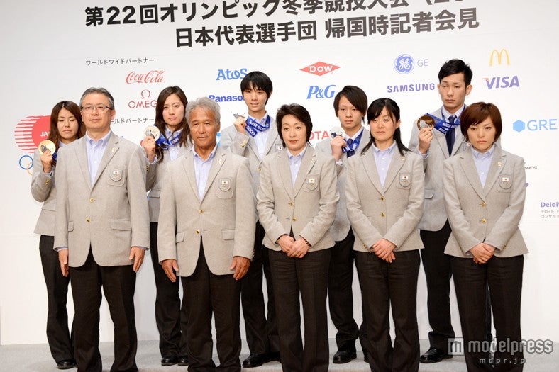 （前列左から）伊東秀仁総監督、古川年正副団長、橋本聖子団長、田畑真紀副将、小笠原歩旗手（後列左から）小野塚彩那選手、竹内智香選手、羽生結弦選手、平野歩夢選手、平岡卓選手