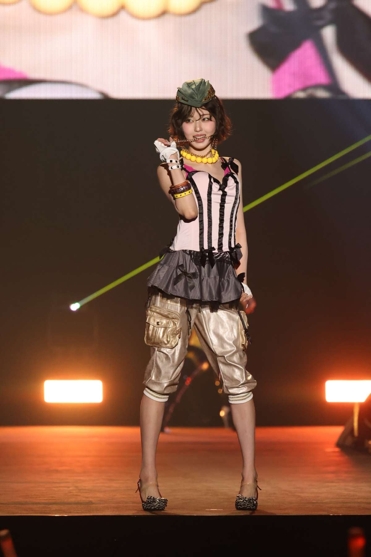IS:SUE・YUUKI、セクシャルとグラマラスな高度な着こなしで魅了 ジュエリーを甘噛み