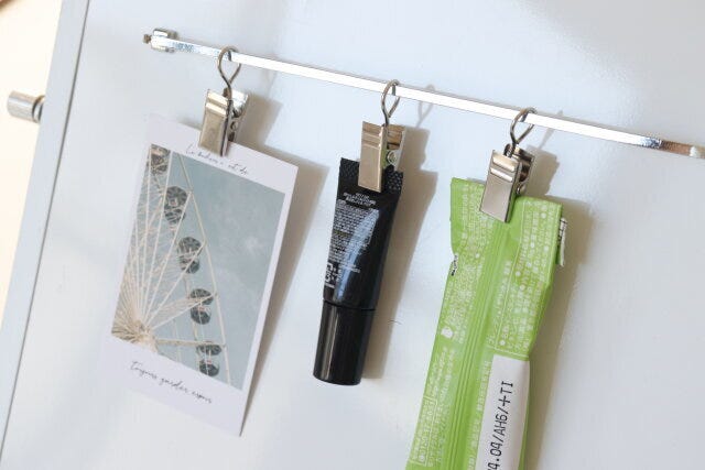 キャンドゥのネオジムマグネットバーはカードや写真をお洒落にディスプレイできる