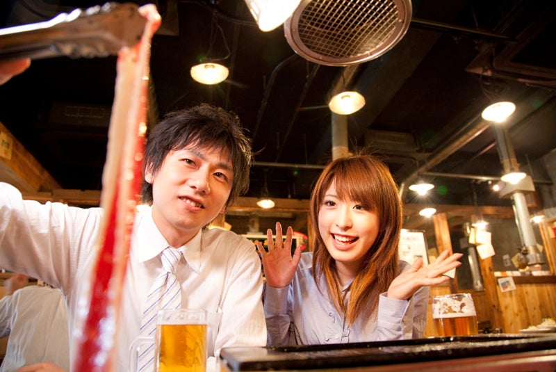 男子が思う 合コンでモテようとしている女子 マニュアルタイプ ボディタッチ モデルプレス