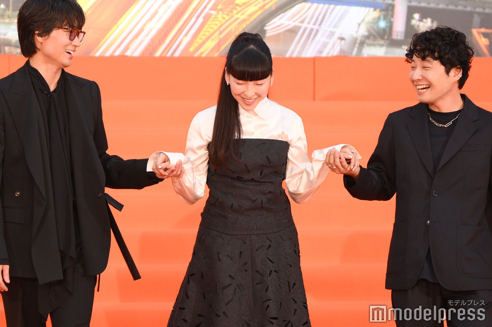 麻生久美子をエスコートする綾野剛＆星野源（C）モデルプレス