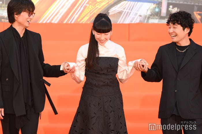 麻生久美子をエスコートする綾野剛&星野源(C)モデルプレス