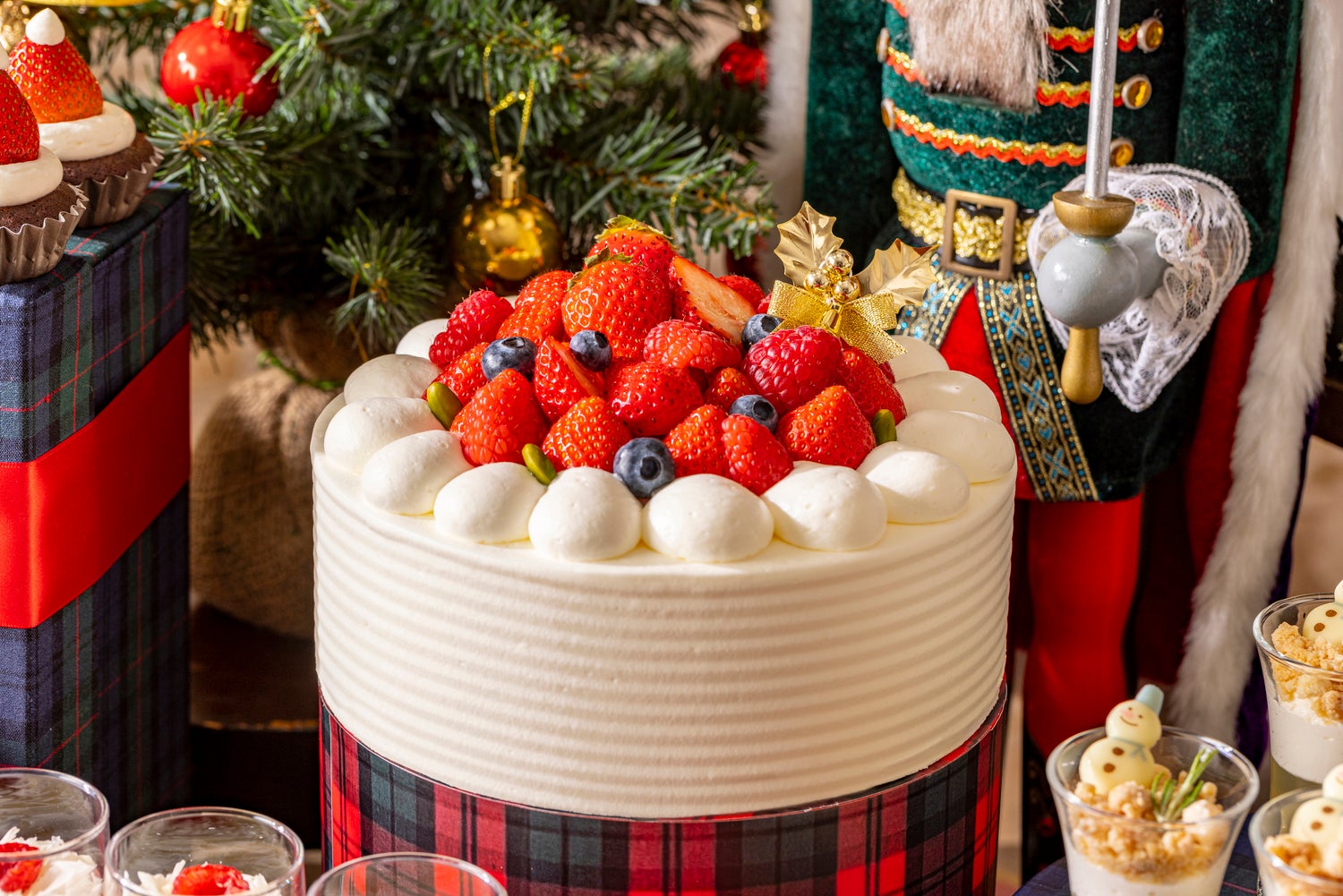 タータンチェックのクリスマス・スイーツビュッフェ／画像提供：コンラッド東京