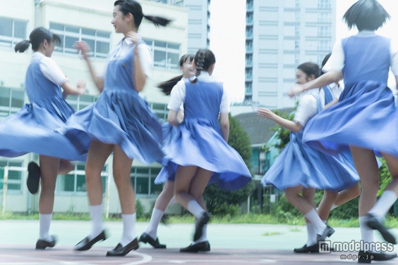 「第7回東宝シンデレラ」受賞者による写真集「Afterschool コバルトデイジー」より