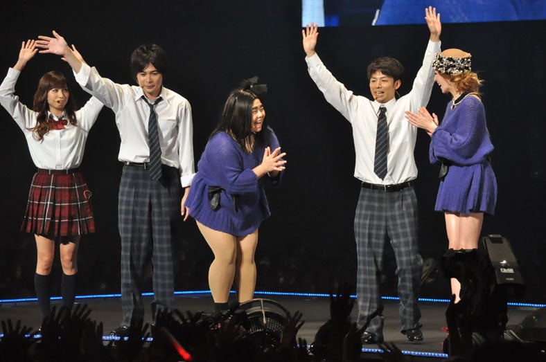 左から：大島麻衣、吉村崇、渡辺直美、綾部祐二、藤井リナ