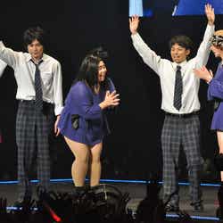 左から:大島麻衣、吉村崇、渡辺直美、綾部祐二、藤井リナ