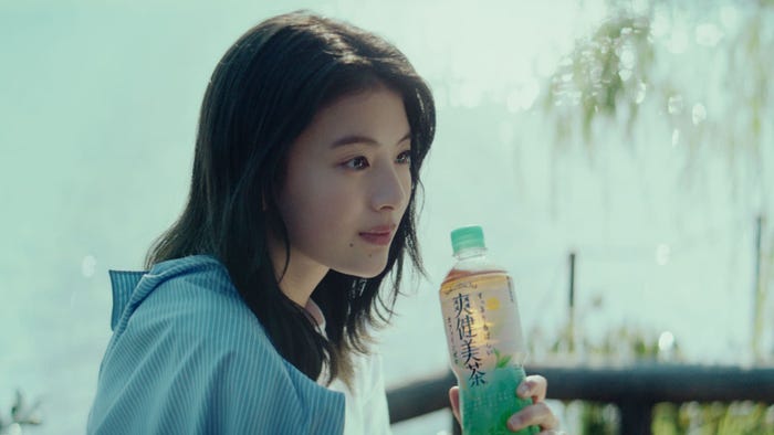 出口夏希/「爽健美茶 私を、前へ。」篇より(提供写真)