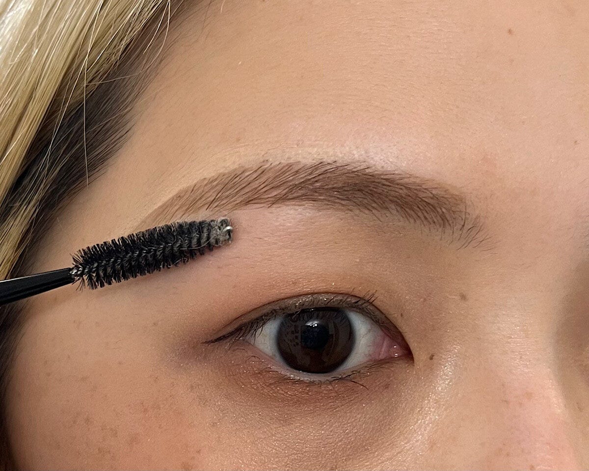 スクリューブラシでコンシーラーを馴染ませ