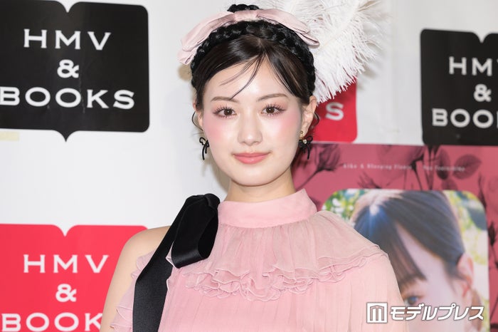 鶴嶋乃愛、“ラプンツェル風コーデ”で美バストちらり「綺麗」「スタイル抜群」と反響