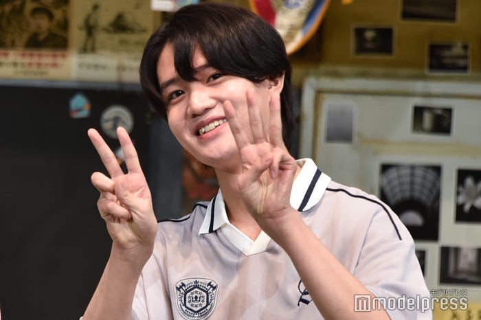 「23歳!」と元木湧の年齢をカメラにアピールする大西風雅(C)モデルプレス