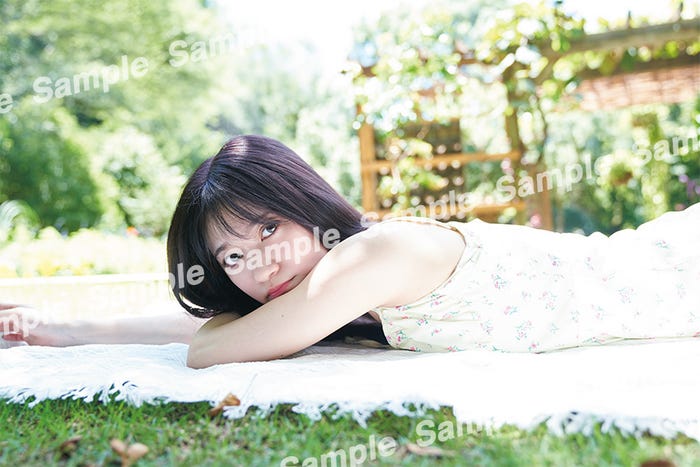 寺田蘭世1st写真集「なぜ、忘れられないんだろう?」ポストカード/撮影:大江麻貴(提供写真)