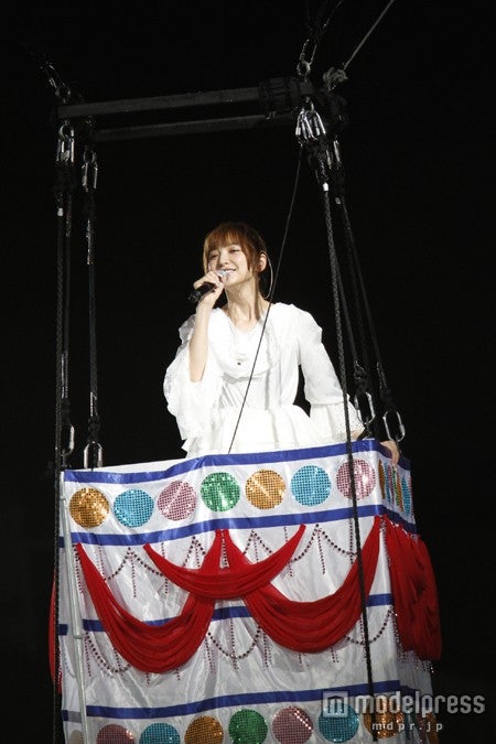 まりぱんだ気球に乗った篠田麻里子／「AKB48 2013真夏のドームツアー～まだまだ、やらなきゃいけないことがある～」福岡公演2日目より（C）AKS