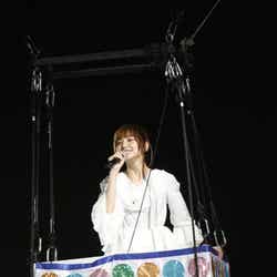 まりぱんだ気球に乗った篠田麻里子/「AKB48 2013真夏のドームツアー~まだまだ、やらなきゃいけないことがある~」福岡公演2日目より(C)AKS