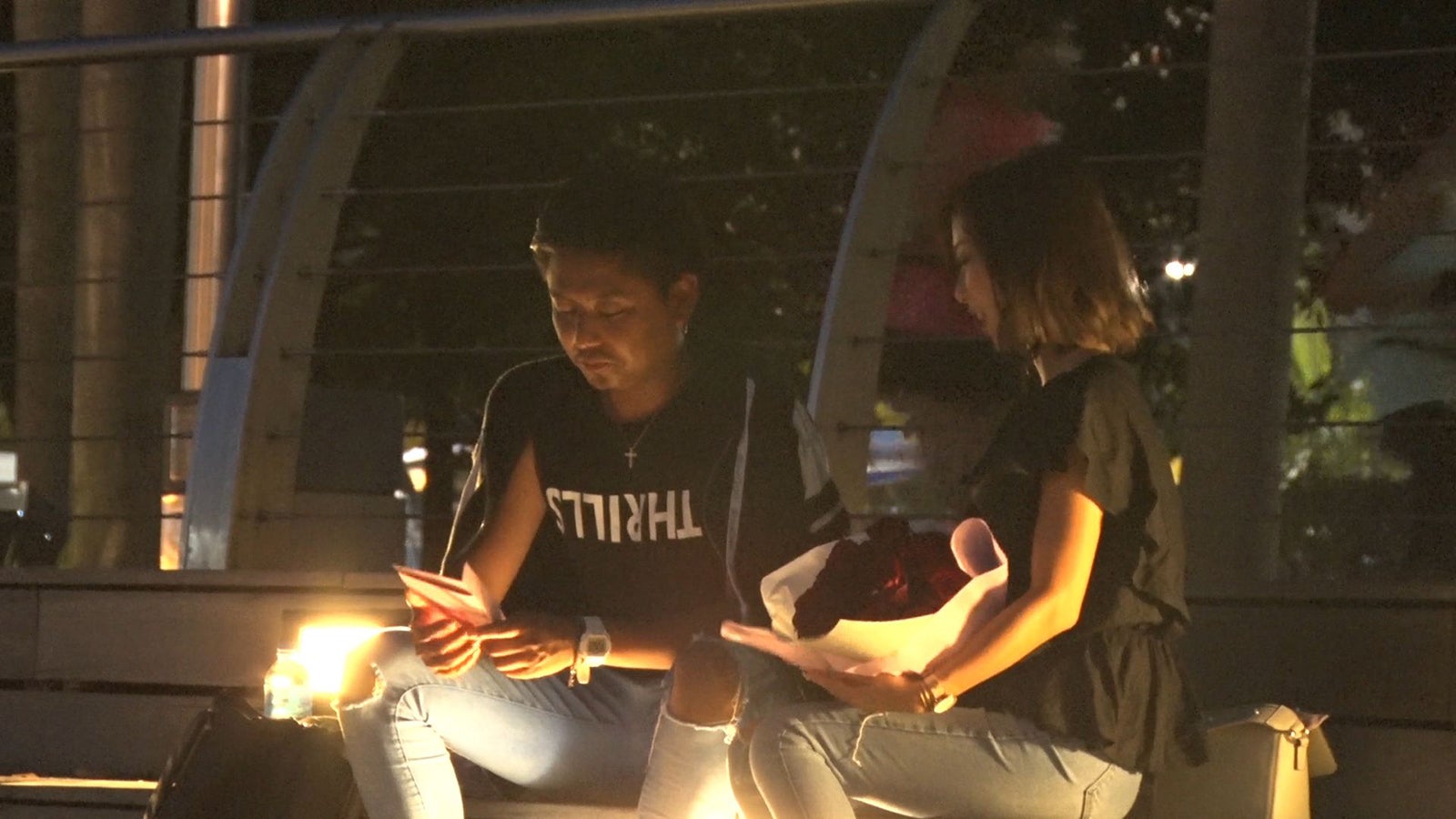 カンペを確認しながら告白に臨む社長／「あいのり：Asian Journey」第22話より（C）フジテレビ