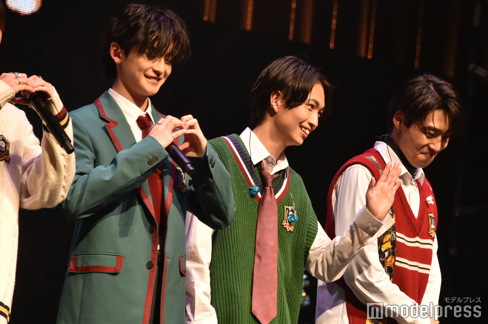 再びハートを決める高橋文哉、綱啓永、八村倫太郎 （C）モデルプレス