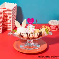 花と葵の愛のバナナスプリット税込1,490円(C)鈴木祐斗/集英社・SAKAMOTO DAYS製作委員会