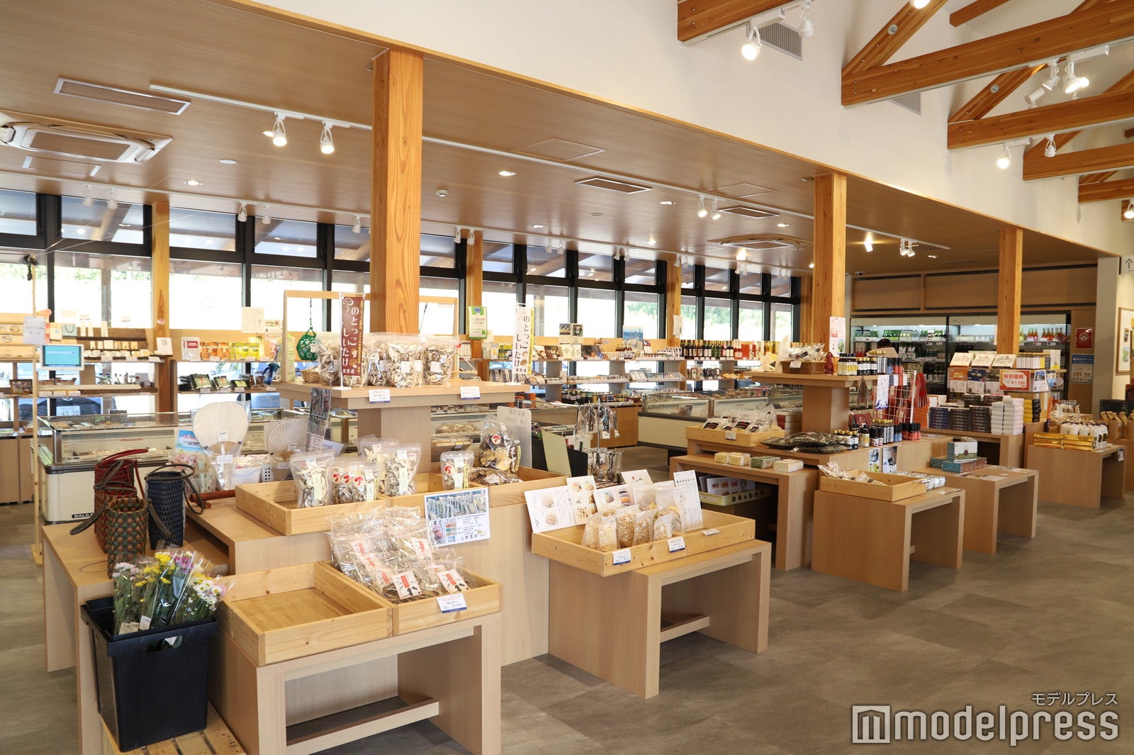 お土産探しが楽しい物産販売コーナー（C）モデルプレス