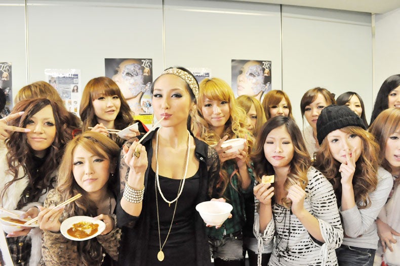 Lieと試食会に参加したギャル達