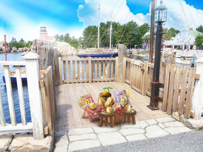 ダッフィー&フレンズが夏を楽しんでいる様子を表現したデコレーション※イメージ(C)Disney