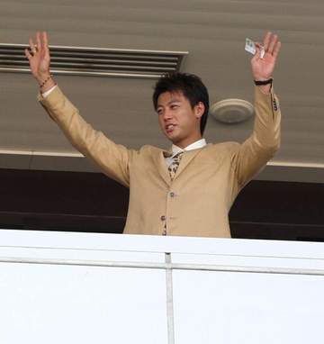 「頭身やっぱりヤバい」札幌競馬場降臨の187cm長身人気俳優に騒然「面が良すぎるのよ」「黄色い歓声がヤバい」