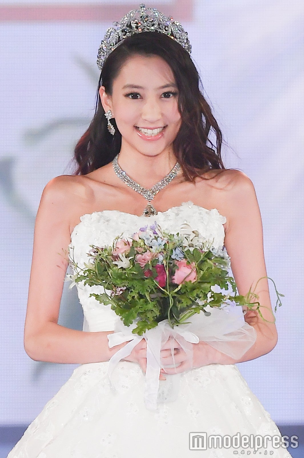 河北麻友子 総額7億円のウエディングドレス姿に めっちゃキレイ の声 モデルプレス 河北麻友子 総額7億円のウエディングドレス姿に めっちゃキレイ の声 モデルプレス