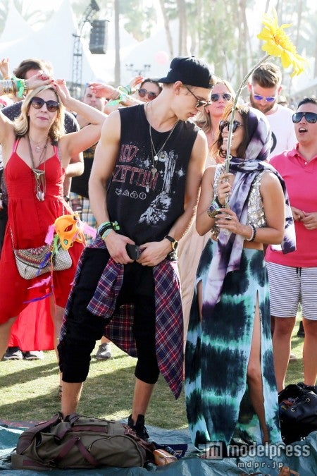 ヴァネッサ・ハジェンズ、野外フェスはエスニックなひまわり娘