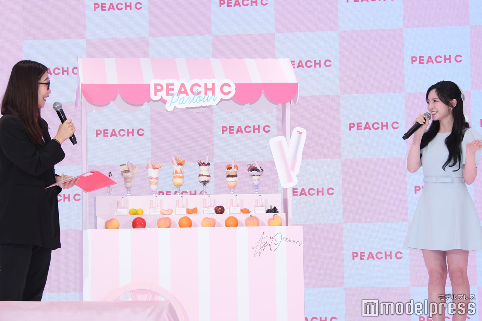 CRAZY COCOに合う色を提案するマシロ（C）モデルプレス