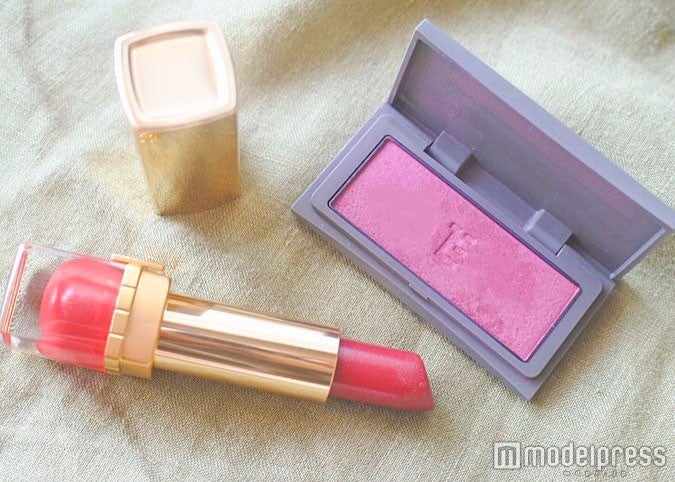 画像左から【ESTEE LAUDER】「ピュアカラークリスタルシアーリップスティック“54 ”」、【THREE】「チーキーシークブラッシュ“05”」／写真・MAKO（C）モデルプレス