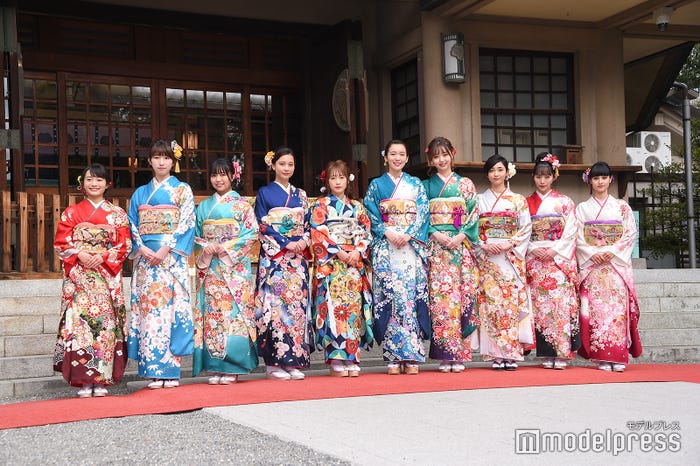 (左から)福田愛依、日比美思、大原優乃、Niki、川栄李奈、飯豊まりえ、江野沢愛美、山谷花純、浅川梨奈、大幡しえり(C)モデルプレス