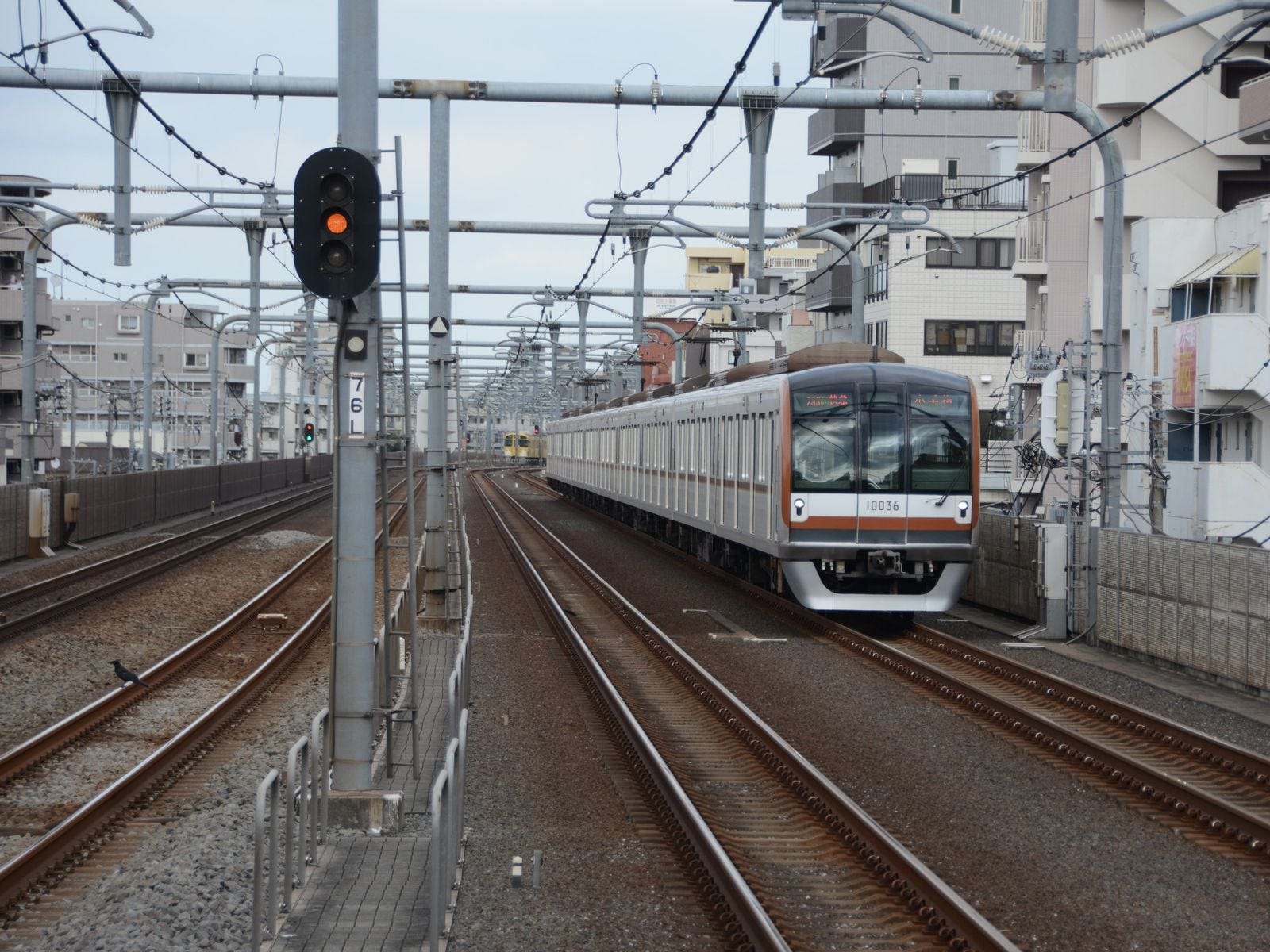 複々線区間を走る東京メトロの電車