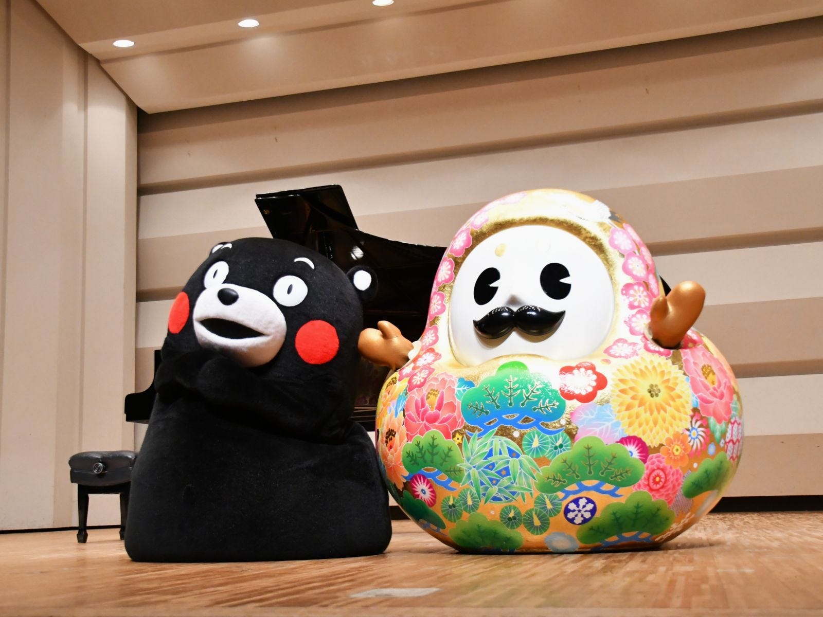 ひゃくまんさんのオーラに負けじとかわいいポーズ=9月19日、東京都新宿区