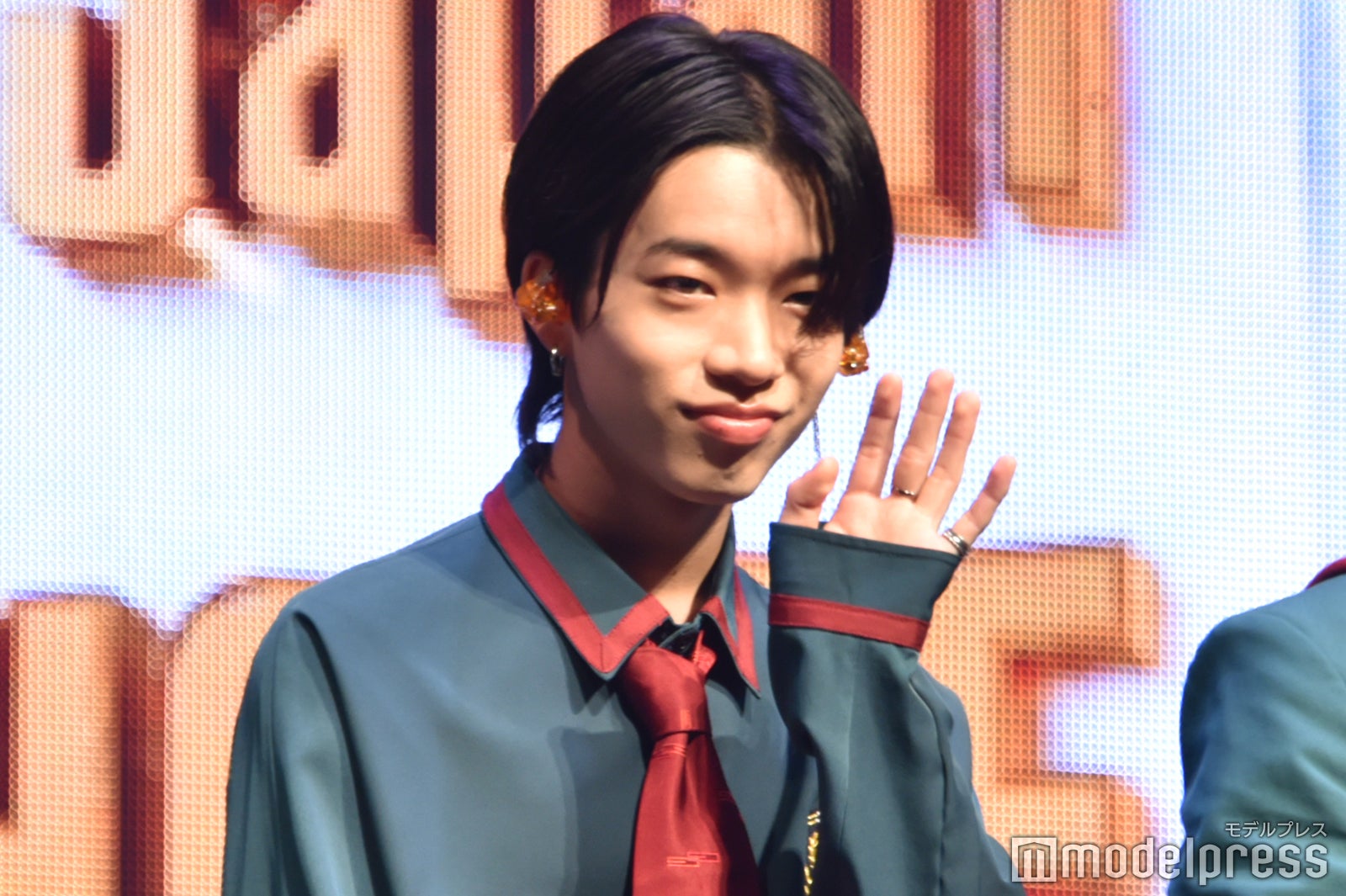 ファンに手を振る森愁斗 （C）モデルプレス