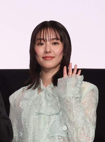 足長っ！169cmピンヒール 舞台挨拶に現れた唐田えりかが抜群 凄いクールビューティー 今期ドラマ2本主要でも注目