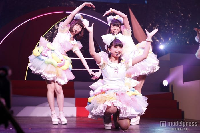 「初めてのジェリービーンズ」大和田・島崎・横山(C)AKS