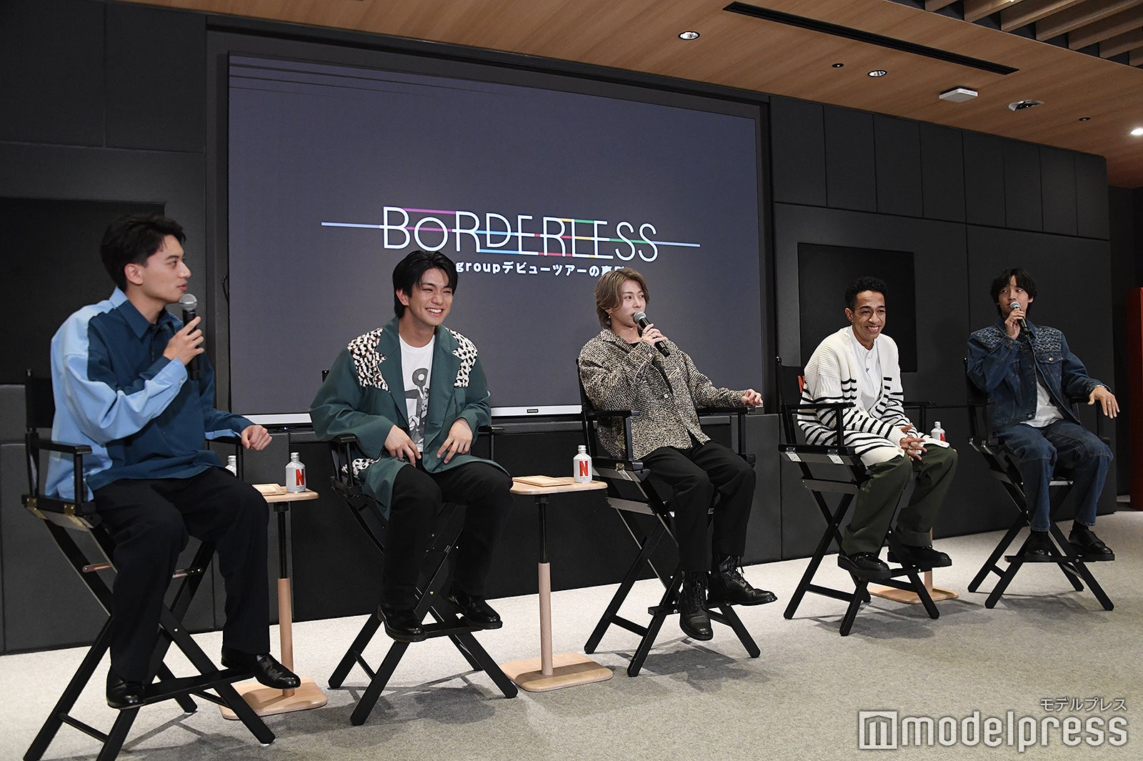 記者を笑わせる愉快なAぇ! group（左から）小島健、正門良規、末澤誠也、草間リチャード敬太、佐野晶哉（C）モデルプレス