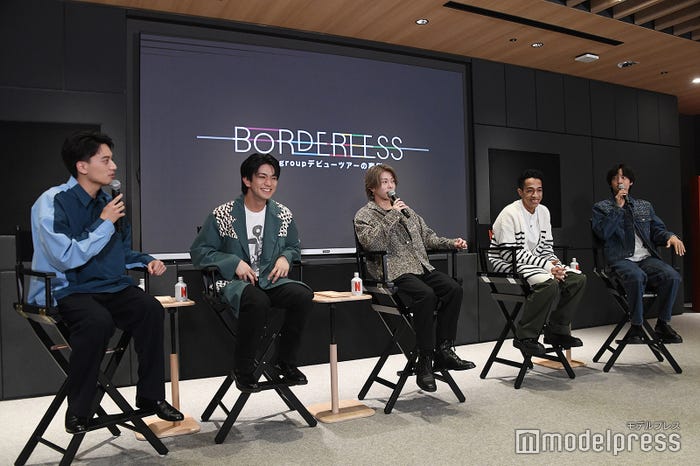 記者を笑わせる愉快なAぇ! group(左から)小島健、正門良規、末澤誠也、草間リチャード敬太、佐野晶哉(C)モデルプレス