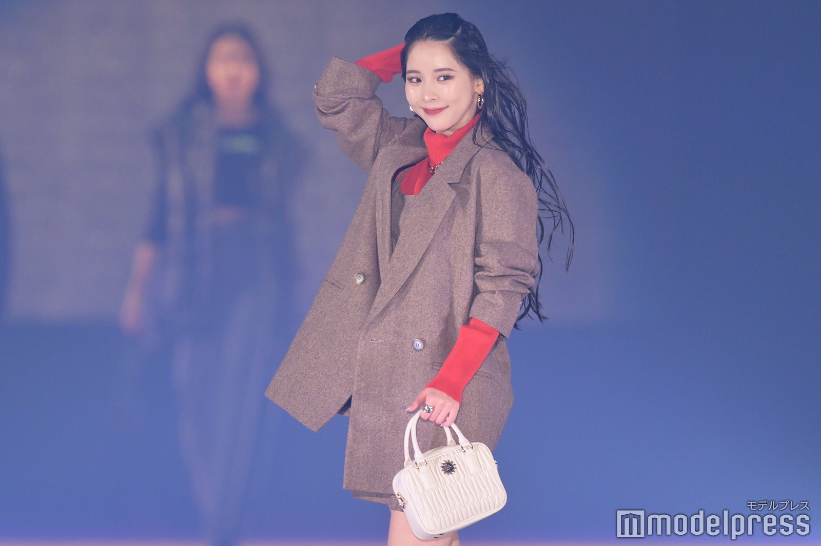 ミチ、スラリ美脚披露 髪かきあげで色気際立つ＜GirlsAward 2022 A／W＞