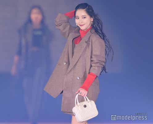 ミチ、スラリ美脚披露 髪かきあげで色気際立つ<GirlsAward 2022 A/W>