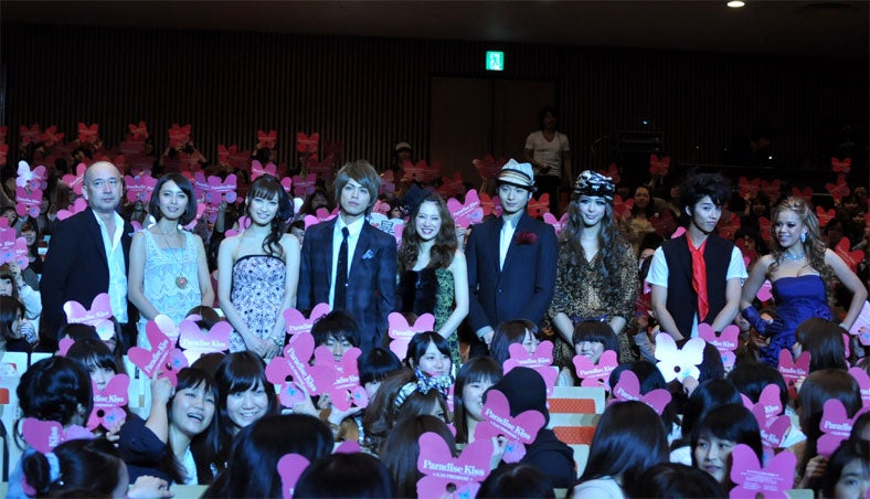 新城毅彦監督、加藤夏希、大政絢、
山本裕典、北川景子、向井理、五十嵐隼士、賀来賢人、sweetbox