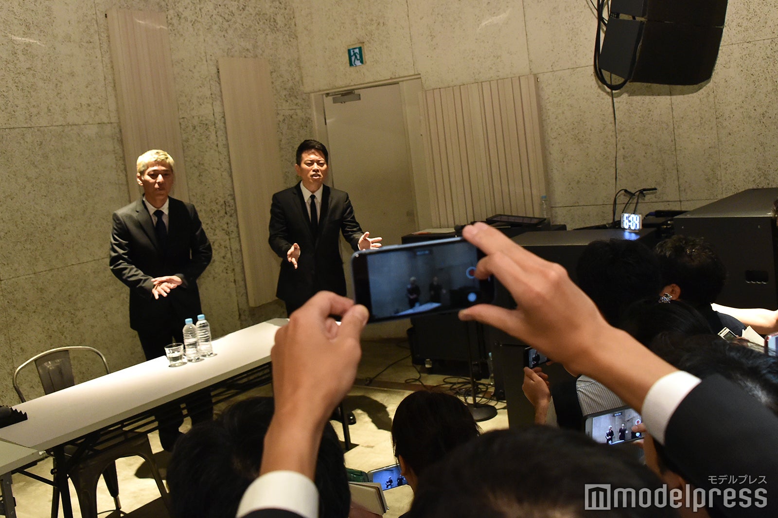 会見後、再び報道陣の前に姿を見せた田村亮、宮迫博之 （C）モデルプレス